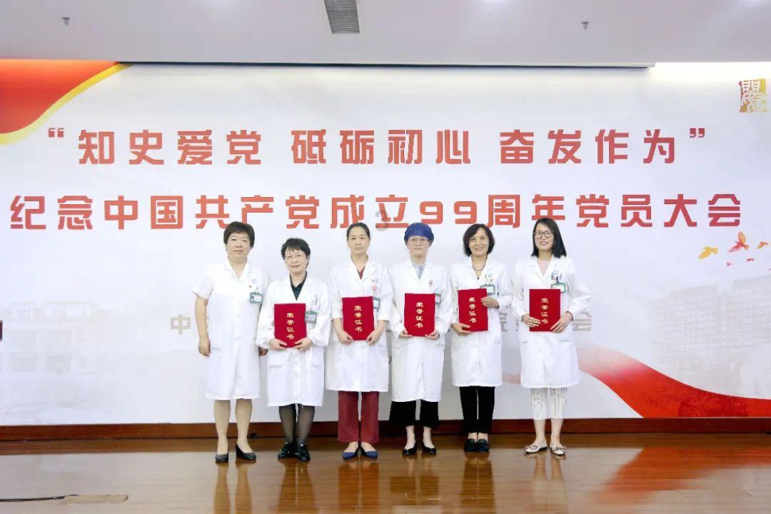 哥嫂供我上大学，婚后妻子每年都会送他们旧衣服，我敢怒不敢言，该怎么办？